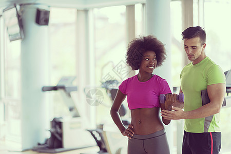 在交叉体操场与个人教练一起锻炼运动员权重男人运动女士重量培训师哑铃运动装夫妻图片