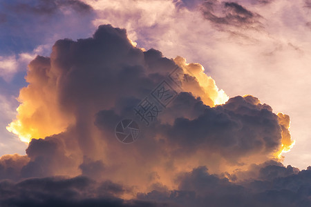 风雨背景前有暴云的戏剧性自然天空气候场景臭氧环境空气自由地平线阳光墙纸气氛图片