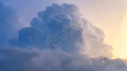 蓝色天空风雨背景前有暴云的戏剧性自然天空天气气氛气候场景空气墙纸臭氧环境地平线天堂背景