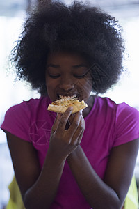 女人与ffro发型 在吃美味的比萨饼切片白色爆炸粉色食物黑色成人午餐女孩女士饮食图片