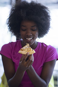 女人与ffro发型 在吃美味的比萨饼切片黑色女孩女性饮食爆炸女士食物成人青少年粉色图片
