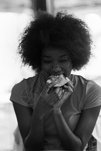 女人与ffro发型 在吃美味的比萨饼切片青少年黑色午餐女士快乐成人女性粉色幸福女孩图片