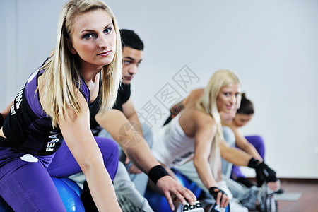 健身组闲暇俱乐部活力微笑女孩女性训练身体健身房团队图片