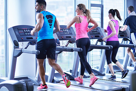 一群人在跑步机上奔跑健身训练团体女性女孩男人锻炼女士体育馆赛跑者图片