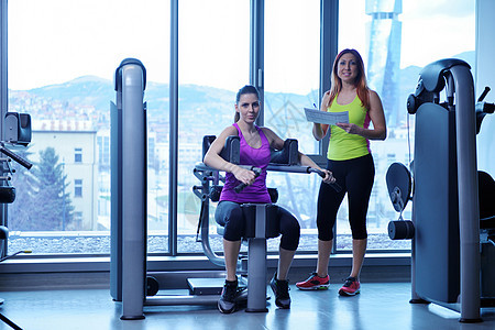 妇女与其个人教练员一起运动健身房讲师运动服女士女性重量腹肌团队成人夫妻图片