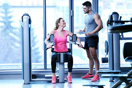 妇女与其个人教练员一起运动身体成人牙裔男性拉丁腹肌护理重量健身房运动服图片