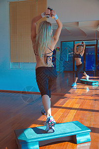 参加健身工作室运动的女生卫生饮食成人身体青年娱乐健身房力量肌肉女性图片
