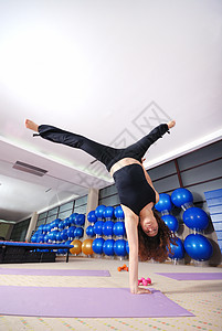 参加健身俱乐部运动的有身体健康的妇女蓝色杂技瑜伽女性手臂工作室活力青年活动女士图片
