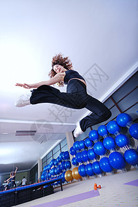 跳舞的女人 快乐和跳跃起来青年杂技体操乐趣活动女性空气工作室喜悦女孩图片