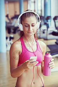 健身健身房有耳机的妇女训练电话休息运动员损失女性运动女士饮食女孩图片