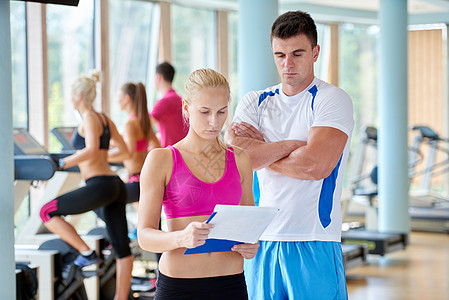 健身健身运动人群男人重量身体健身房女性训练朋友们培训师运动装班级图片