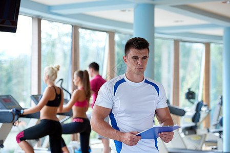 健身健身运动人群运动装训练培训师健身房成人朋友们俱乐部团队重量瑜伽图片