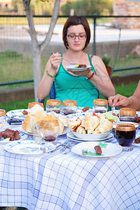 午餐外面女孩面包玻璃碟子乐趣微笑馅饼黄瓜家庭饮食图片