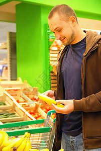 在超市中微笑的男人顾客消费者食物零售开支篮子预算营养包装男性图片