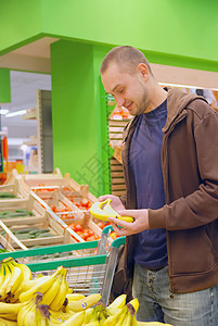 在超市中微笑的男人食物开支零售篮子家庭杂货店男性饮食盒子消费者图片
