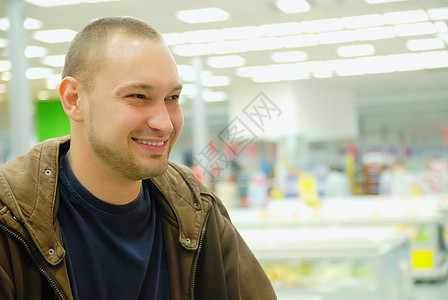 在超市中微笑的男人营养水果食物购物顾客包装篮子饮食市场杂货店图片