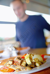 男人吃健康食物 它是一个餐馆桌子喜悦餐厅午餐黄瓜成人美食饮食饮料男生图片