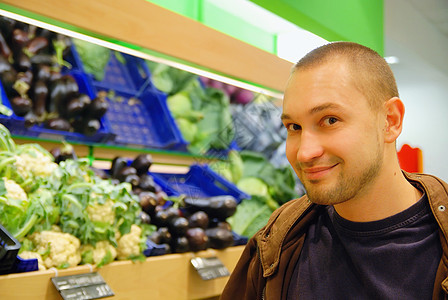 在超市中微笑的男人盒子产品消费者开支家庭市场零售顾客沙拉篮子图片