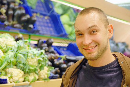 在超市中微笑的男人盒子水果市场消费者沙拉店铺篮子零售食物开支图片
