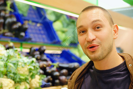 在超市中微笑的男人顾客盒子产品预算水果包装饮食篮子店铺食物图片