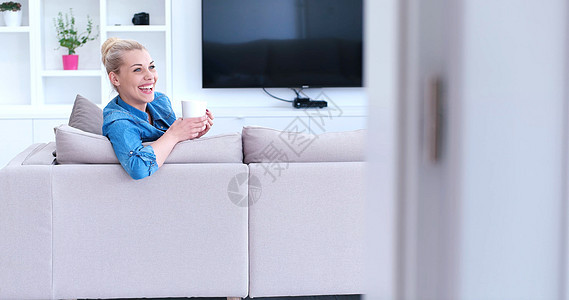 女人喜欢喝一杯咖啡杯子香气房间女性女士沙发闲暇长椅女孩幸福图片