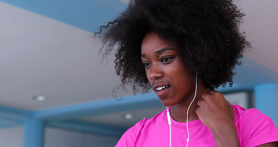 体育馆年轻黑人女子肖像运动闲暇头发耳机女士女性训练身体娱乐运动员图片