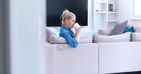 女人喜欢喝一杯咖啡幸福成人闲暇女孩房间杯子沙发享受香气房子图片