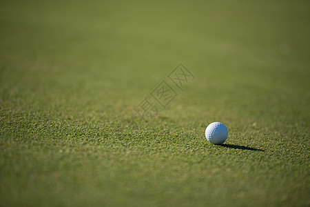 草地上高尔夫球课程杯子闲暇场地俱乐部天空游戏爱好国家竞赛图片