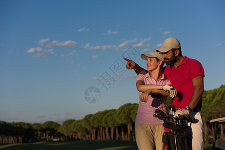 高尔夫球场一对夫妇肖像家庭成人快乐衣服玩家商业夫妻男性微笑活动图片