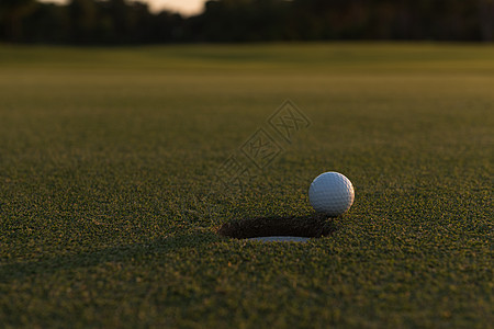 洞边缘高尔夫球场地娱乐旗帜运动天空球道国家杯子推杆俱乐部图片