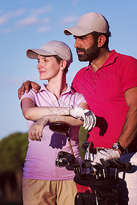 高尔夫球场一对夫妇肖像爱好男性玩家微笑假期俱乐部家庭快乐活动女士图片