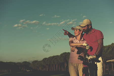 高尔夫球场一对夫妇肖像女士快乐假期俱乐部运动夫妻女性晴天男性男人图片