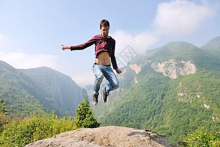 人跳进大自然场地男生生活喜悦活力男性成人幸福运动天空图片