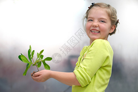 持有小植物的女童孩子婴儿种子微笑青年花园身体叶子地球女孩图片