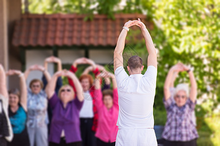 培训师培训积极主动健康的老年人跑步男人身体教练锻炼退休老年活动瑜伽训练图片