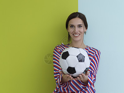 年轻欧裔女子在手掌上拿着足球球的肖像女性成人蓝色运动游戏微笑幸福扇子快乐玩家图片