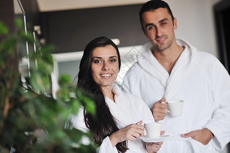 年轻情侣在清晨喝咖啡时女孩男性房子妻子快乐早餐乐趣食物幸福男人图片