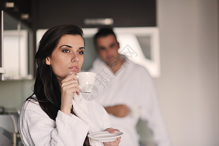 年轻情侣在清晨喝咖啡时房子夫妻女性幸福黑发快乐乐趣成人早餐男人图片