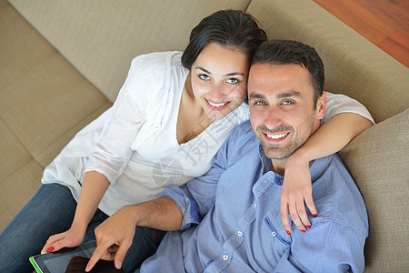 家庭夫妇使用平板电脑相机女朋友男人丈夫女士网络闲暇技术房间阅读图片