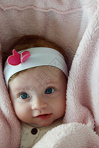 可爱的婴儿帽子微笑孩子女性快乐幸福姿势眼睛乐趣女孩图片