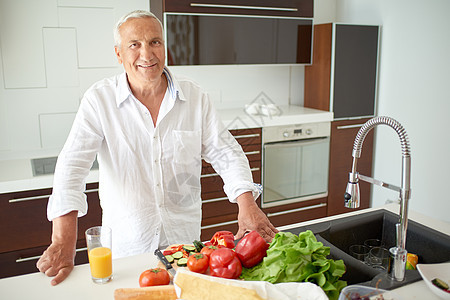 男人在家做饭 在厨房准备沙拉男性白色微笑照片水平厨师食物闲暇料理成人图片