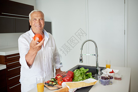 男人在家做饭 在厨房准备沙拉蔬菜微笑闲暇衣服成人厨师水平料理食物男性图片
