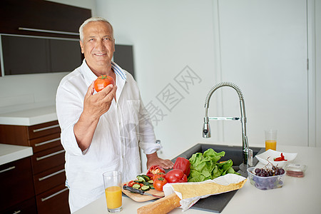 男人在家做饭 在厨房准备沙拉料理厨师水平食物情绪微笑闲暇男性衣服蔬菜图片