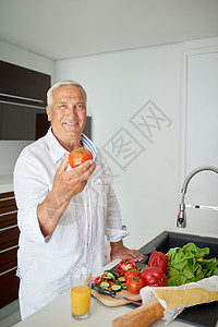 男人在家做饭 在厨房准备沙拉水平男性蔬菜料理衣服闲暇微笑情绪食物厨师图片