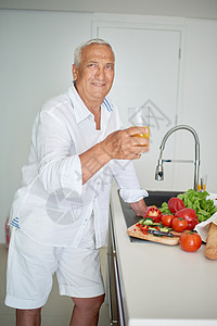 男人在家做饭 在厨房准备沙拉闲暇水平白色微笑蔬菜男性情绪料理成人衣服图片