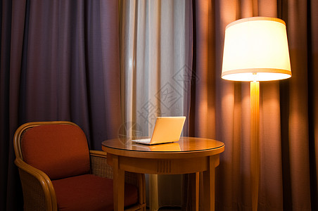 表格上的笔记本风格电脑家具酒店窗户椅子建筑学装饰房间窗帘图片