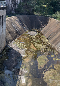 由于夏季的热浪 空水库或小型混凝土大坝被干涸风景堤防干旱生态爬坡公园树木勃起环境森林背景图片