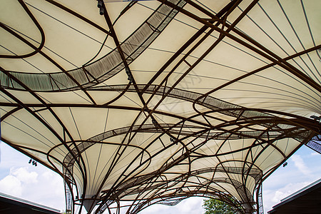 钢框架伞的图案 上面有白色布顶 注几何天空电缆艺术建筑学线条建筑基础设施材料蓝色图片