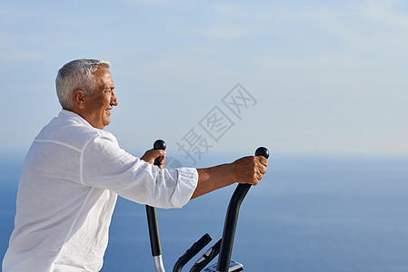 老年健康健健健男子健身天空运动阳台有氧运动白色训练俱乐部老年跑步机跑步背景图片