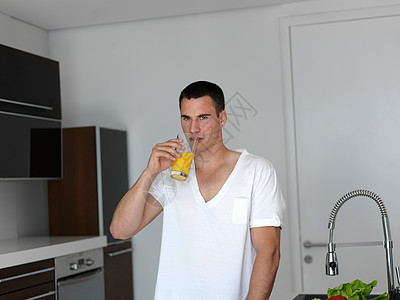 男人在家做饭 在厨房准备沙拉成人蔬菜闲暇食物微笑男性情绪衣服料理白色图片